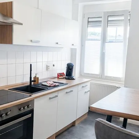 Zentrale Fuer 6 Gaeste 7 Gehminuten Zum Bahnhof Apartment *