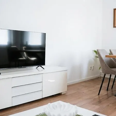 Zentrale Fuer 6 Gaeste 7 Gehminuten Zum Bahnhof Apartment *